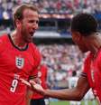 Harry Kane em disputa de bola com jogador panamenho na Copa do Mundo –  Foto: Divulgação / England - Legenda: Harry Kane comemora o gol marcado na vitória sobre o Panamá / Jogada10
