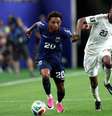 Willy Semedo dispara rumo ao ataque para Cabo Verde, O saudita Nasser Al-Salem, tenta fazer a marcação.  Foto: Michael Steele/Getty Images / Jogada10