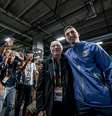 O jornalista esportivo argentino Enrique Macaya Márquez comparece à sua décima oitava Copa do Mundo aos 91 anos, ao lado do técnico da seleção argentina, Lionel Scaloni, durante uma coletiva de imprensa para a Argentina MD-1 no AT&T Stadium em 26 de junho de 2026, em Dallas, Estados Unidos.  Foto: Stefan Koops/EYE4IMAGES/NurPhoto via Getty Images