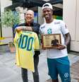 Galvão Bueno ganhou a camisa da narração do seu 100 gol pela seleção brasileira   Foto: Instagram/@sbtsports