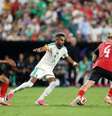 Riyad Mahrez fez dois gols e foi o destaque da Argélia na partida que valeu a vaga na segunda fase da Copa - Foto: Michael Steele/Getty Images / Jogada10