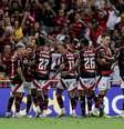 Jogadores do Flamengo cumprimentam Arrascaeta após meia marcar um gol contra o Fortaleza (Foto: Gilvan de Souza/Flamengo) Foto: Jogadores do Flamengo cumprimentam Arrascaeta após meia marcar um gol contra o Fortaleza ( Gilvan de Souza/Flamengo) / Gávea News