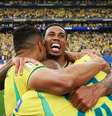 Gabriel Magalhães abraçado a jogadores do Brasil  Foto: Getty Images / BBC News Brasil