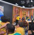 Equipe da CazéTV celebra nos bastidores  Foto: Arquivo pessoal