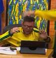 Donan teve seu óculos quebrado na comemoração  Foto: Reprodução/CazéTV