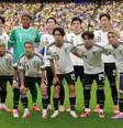Semelhança do uniforme do Japão com o da Alemanhã repercutiu poucos minutos antes da bola rolar   Foto: Alex Slitz/Getty Images