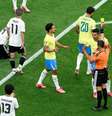 Volante recebe o quinto amarelo em Mundiais aos 13 minutos do primeiro tempo contra o Japão  Foto: Darlington/Getty Images