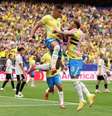 Casemiro comemora gol com Neymar diante do Japão no mata-mata  Foto: Lars Baron / Getty Images