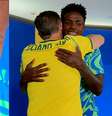 Atacante da Seleção Brasileira chorou em gravação para o Domigão com Huck  Foto: Reprodução/TV Globo