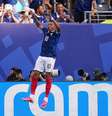 Mbappé comemora gol contra a Suécia; vitória por 3 a 0 colocou a equipe de Didier Deschamps nas oitavas de final da Copa do Mundo  Foto: Jose Breton/Pics Action/NurPhoto via Getty Images