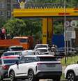 Veículos fazem fila em posto de gasolina em Rostov-on-Don, na Rússia, em 29 de junho de 2026.  Foto: REUTERS - Sergey Pivovarov / RFI