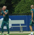 Ancelotti se aventura com a bola em treino e se irrita ao errar embaixadinha  Foto: Reprodução/TV Globo