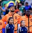 Crysencio Summerville, Cody Gakpo e Brian Brobbey, da Holanda, durante o hino nacional na partida da fase eliminatória da Copa do Mundo FIFA 2026 contra o Marrocos  Foto: ROBIN VAN LONKHUIJSEN / ANP (Photo by ANP via Getty Images)