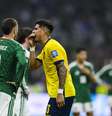 Piero Hincapié, do Equador (à direita), cobre a boca enquanto discute com Santiago Giménez, do México (à esquerda), durante a partida das oitavas de final da Copa do Mundo FIFA 2026  Foto: Getty Images