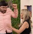 A reação do padre Marco Aurélio ao sentir uma descarga elétrica vinda das mãos da apresentadora Kessi Seabra  Foto: Reprodução (imagem com qualidade melhorada com IA)