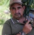 José Rincón mostra na tela do celular a foto do seu neto Abelardo Rincón, que voltava dos Estados Unidos, deportado no voo 164  Foto: Nicole Kolster / BBC News Brasil