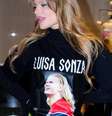 Luísa Sonza posa com camisa personalizada em referência a Haaland –  Foto: Instagram @luisasonza / Jogada10