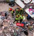 Imagem feita por drone mostra integrantes de uma equipe de resgate da Eslováquia durante as operações de busca e salvamento nos escombros de um prédio que desabou em Los Cocos, em 1º de julho.  Foto: RFI