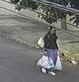 Diarista foi vista deixando o apartamento com várias sacolas na mão  Foto: Divulgação/PCMG