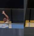 Cristiano Ronaldo acena para torcedores da janela do hotel em Toronto   Foto: Reprodução/Redes sociais/@@totalcristiano