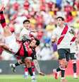 Foto: Gilvan de Souza / Flamengo - Legenda: Pedro busca finalização diante da marcação dos argentinos / Jogada10