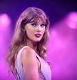 Taylor Swift em show em Londres durante sua última turnê, a The Eras, em agosto de 2024  Foto: Gareth Cattermole/TAS24/Getty Images for TAS Rights Management ) / BBC News Brasil