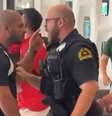 Policial americano reprimiu membros da comissão técnica do Egito na chegada ao hotel em Dallas – Reprodução de Vídeo  Foto: Jogada10