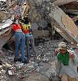 Moradores trabalham com as próprias mãos para tentar salvar sobreviventes.  Foto: RFI