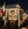 Procissão simbólica noturna no Irã, com a multidão carregando bandeiras e fotos do ex-líder supremo do Irã, o aiatolá Ali Khamenei  Foto: Anadolu via Getty Images / BBC News Brasil