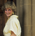 Arezzo se inspira em Lady Di para criar scarpins slingback de salto médio em prata e dourado que combinam do vestido de casamento à calça de alfaiataria de trabalho. Foto: Getty Images / Purepeople