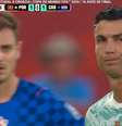 Cristiano Ronaldo sai contrariado após marcar gol de empate de pênalti.   Foto: Cazé TV/ Redes Sociais
