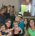 No centro, Ana Maria Braga posa com netos e outros entes queridos Foto: Reprodução | Instagram