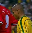 Brasil x Noruega na Copa: há 28 anos, jogo teve triste coincidência com morte precoce de cantor; famoso lutou por 2 meses contra doença rara e agressiva - na foto, Roberto Carlos deixa o campo após derrota de 2x1.  Foto: Reprodução, Youtube/Fifa / Purepeople