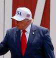 Donald Trump de boné, com um dos punhos cerrados  Foto: Reuters / BBC News Brasil