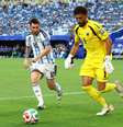 Messi e Vozinha durante duelo na Copa do Mundo  Foto:  Chris Brunskill/Fantasista / Getty Images