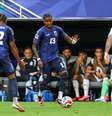 Sidny Lopes Cabral e Steven Moreira, jogadores de Cabo Verde, durante a partida da fase de 32 avos de final da Copa do Mundo FIFA de 2026 entre Argentina x Cabo Verde no Miami Stadium, na Flórida, Estados Unidos, nesta sexta-feira (03).  Foto: VANESSA CARVALHO/AGÊNCIA O DIA/ESTADÃO CONTEÚDO