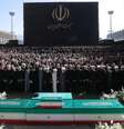 Foto divulgada pelo gabinete do guia supremo do Irã mostra as principais autoridades iranianas participando das orações fúnebres diante dos caixões do aiatolá Ali Khamenei e de membros de sua família, na Grande Mosalla. Teerã, 5 de julho de 2026  Foto: Iranian Supreme Leader Office vi / RFI