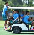 Os jogadores Gabriel Magalhães, Neymar e Danilo Santos, do Brasil chegam de carrinho para o treino da seleção no Columbia Park, centro de treinamento do New York Red Bulls, em East Rutherford  Foto: WERTHER SANTANA / Estadão