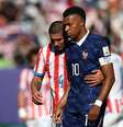 Juan Caceres, do Paraguai, e Kylian Mbappé, da França, interagem durante a partida das oitavas de final da Copa do Mundo  Foto: Maddie Meyer - FIFA/FIFA via Getty Images