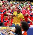 Torcedores da Noruega discutem com um torcedor do Brasil nas arquibancadas antes da partida entre Brasil e Noruega pelas oitavas de final da Copa do Mundo de 2026, no New York New Jersey Stadium, em 5 de julho de 2026, em East Rutherford, Nova Jersey  Foto: Al Bello/Getty Images