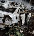Carros destruídos após um ataque russo em Kiev, na Ucrânia; bombardeios deixaram mortos e feridos na capital ucraniana nesta segunda-feira (6).  Foto: RFI