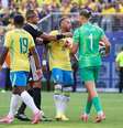 Neymar discute com o goleiro Ørjan Nyland  Foto: Justin Setterfield/Getty Images / Jogada10