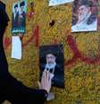 Mulher presta homenagem diante de um retrato de Ali Khamenei em Teerã; funeral do ex-líder supremo mobiliza multidões e é tratado pelo regime iraniano como uma demonstração de força política.  Foto: RFI