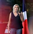 Marine Le Pen dirige-se ao público durante evento organizado pelo RN, em Liévin, norte da França, 4 de julho de 2026.  Foto: AFP - SIMON WOHLFAHRT / RFI