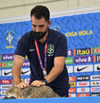 O episódio aconteceu em 2022, quando assessor de comunicação da CBF pegou de maneira brusca um gato que invadiu entrevista de Vini Jr.  Foto: Reprodução 