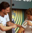 Momento de descontração aconteceu no vestiário após a vitória sobre o México, que garantiu os ingleses nas quartas de final da Copa  Foto: Reprodução 