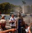 Pessoas se refrescam em uma fonte no Trocadéro, em Paris, durante a mais recente onda de calor, em 26 de junho de 2026.  Foto: RFI