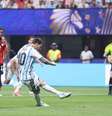 Shoubir defendeu pênalti de Lionel Messi –  Foto: Justin Setterfield/Getty Images / Jogada10