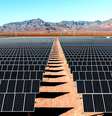 Esta imagem de banco de imagens remete a algo que já é evidente: instalações solares de grande porte projetam uma sombra significativa sobre o solo abaixo delas. Isso pode ter um impacto positivo no ecossistema Foto: Imagem: stock.adobe.com - Nick / Xataka