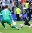 Balogun tenta superar a marcação de Ngoy  Foto: MB Media/Getty Images